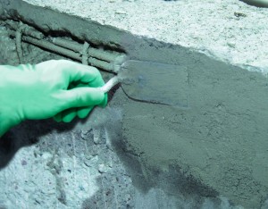 4_ nakladanie-zaprawy-do-uzupelniania-ubytkow-betonu-sopro-repadur-50-na-zaprawe-kontaktowa-poprzez-szpachlowanie