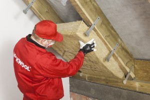 ukladanie-pierwszej-warstwy-ocieplenia-miedzy-krokwiami