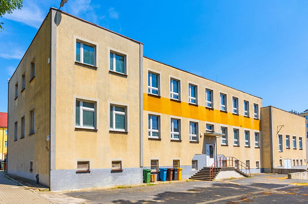 widok z boku na nieruchomość inwestycyjną do sprzedaży Legnica (okolice)