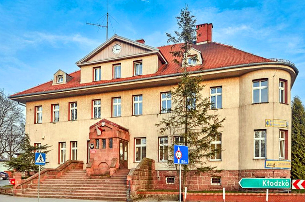 frontowa elewacja nieruchomości inwestycyjnej do sprzedaży Wałbrzych (okolice)