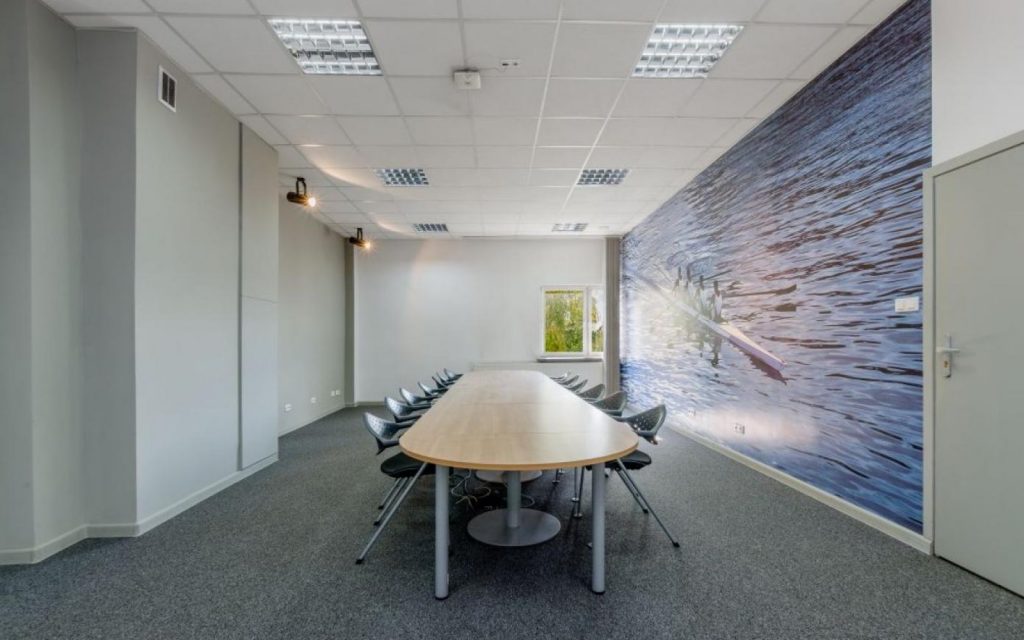 zdjęcie prezentuje salę konferencyjną w nieruchomości komercyjnej do sprzedaży Kielce