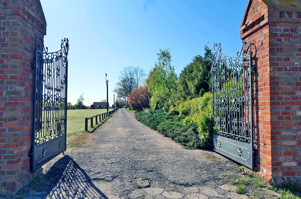 imponujący wjazd do nieruchomości komercyjnej do sprzedaży Malbork (okolice)