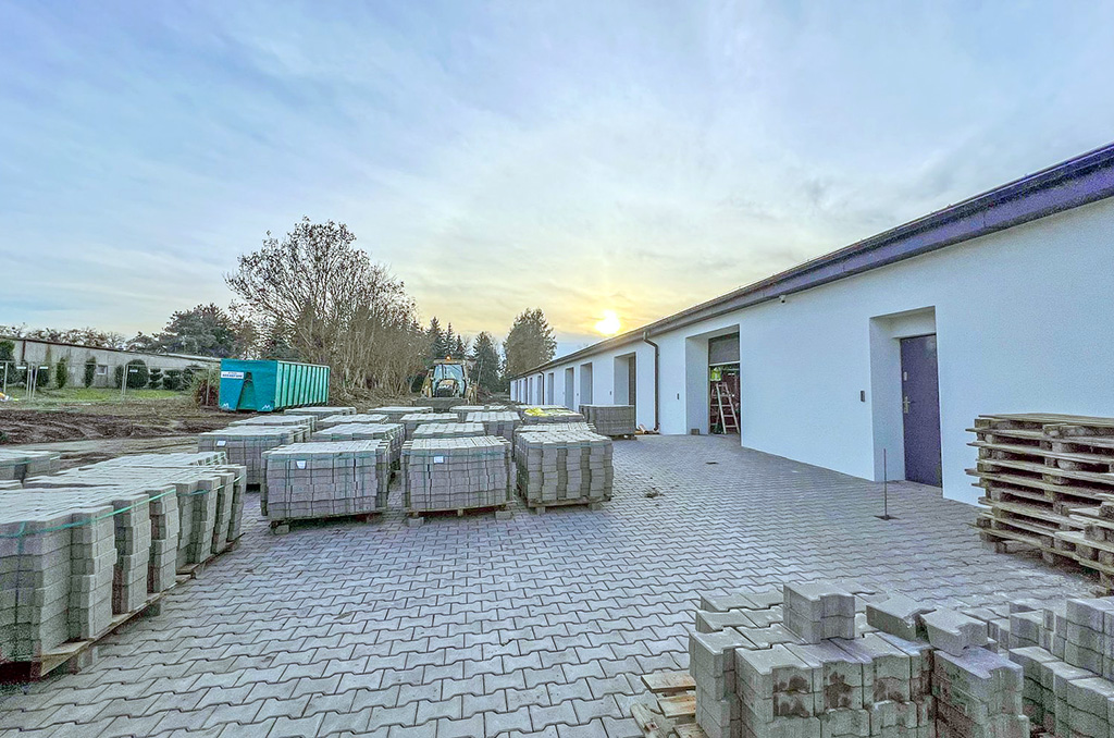 na zdjęciu plac manewrowy przed nieruchomością inwestycyjną do wynajmu Poznań (okolice)