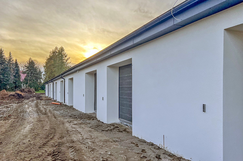 zdjęcie prezentuje bramy wjazdowe do garaży w nieruchomości komercyjnej na wynajem Poznań (okolice)