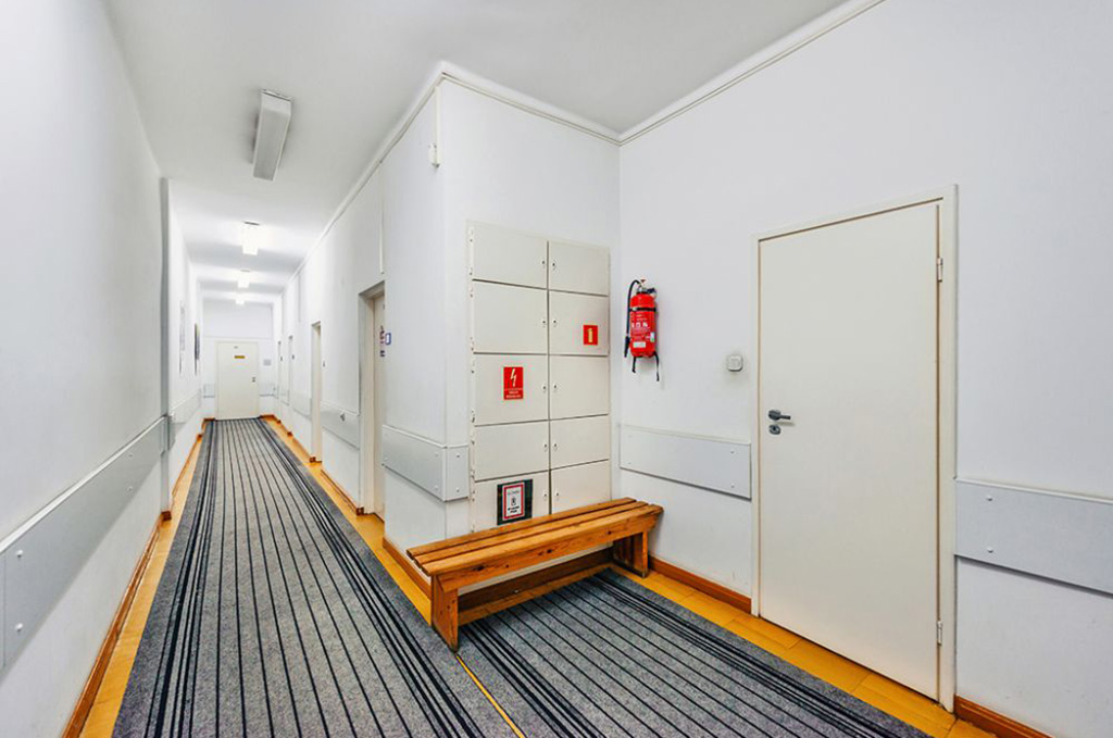 imponujący hol w nieruchomości inwestycyjnej na sprzedaż Bory Tucholskie (okolice)