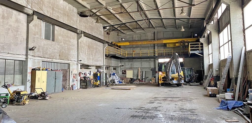 wnętrze hali w nieruchomości inwestycyjnej do sprzedaży Kraków (okolice)