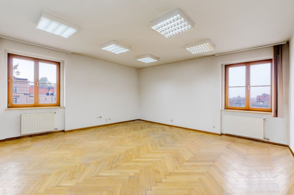 wnętrze jednego z gabinetów w nieruchomości inwestycyjnej na sprzedaż Legnica (okolice)