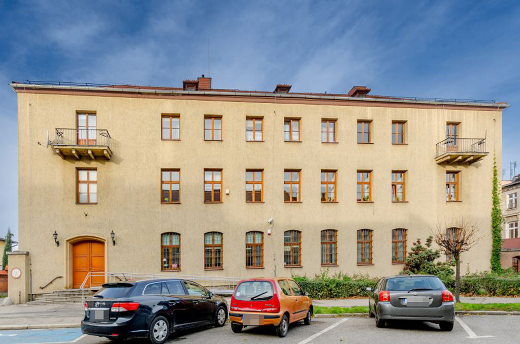 tylna elewacja nieruchomości komercyjnej na sprzedaż Legnica (okolice)