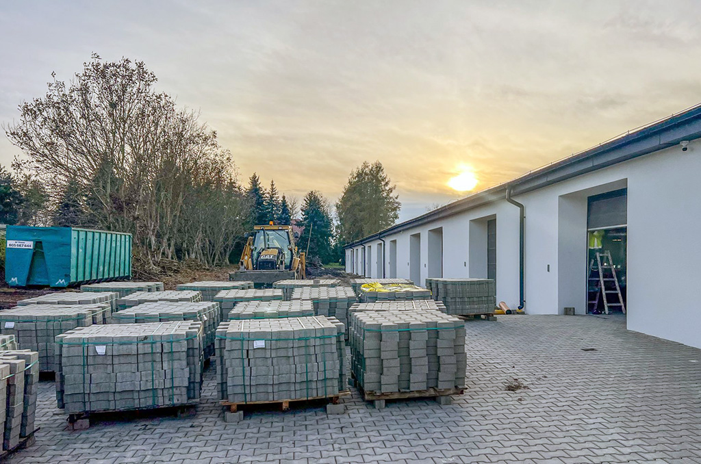 plac manewrowy przed nieruchomością inwestycyjną do wynajmu Poznań (okolice)