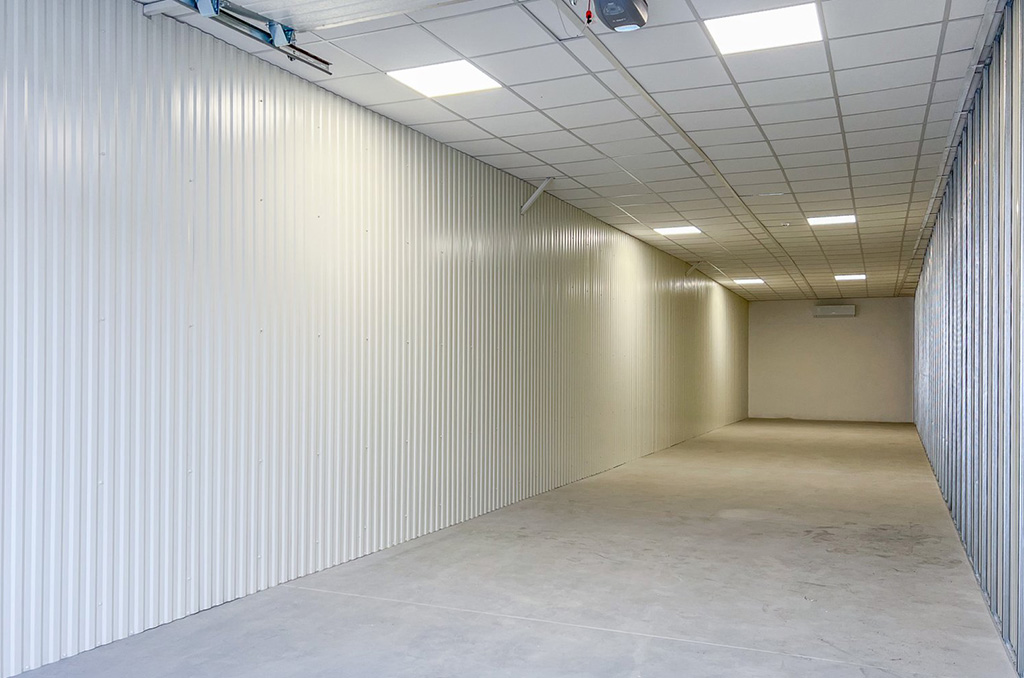 jedna z hal oferowanej na wynajem nieruchomości komercyjnej Poznań (okolice)