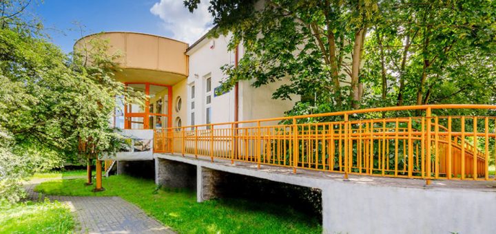 zatopiona w zieleni bryła nieruchomości inwestycyjnej do sprzedaży Gdynia