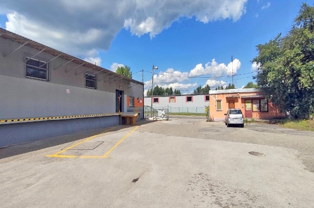 plac manewrowy przed nieruchomością inwestycyjną na sprzedaż Kraków (okolice)