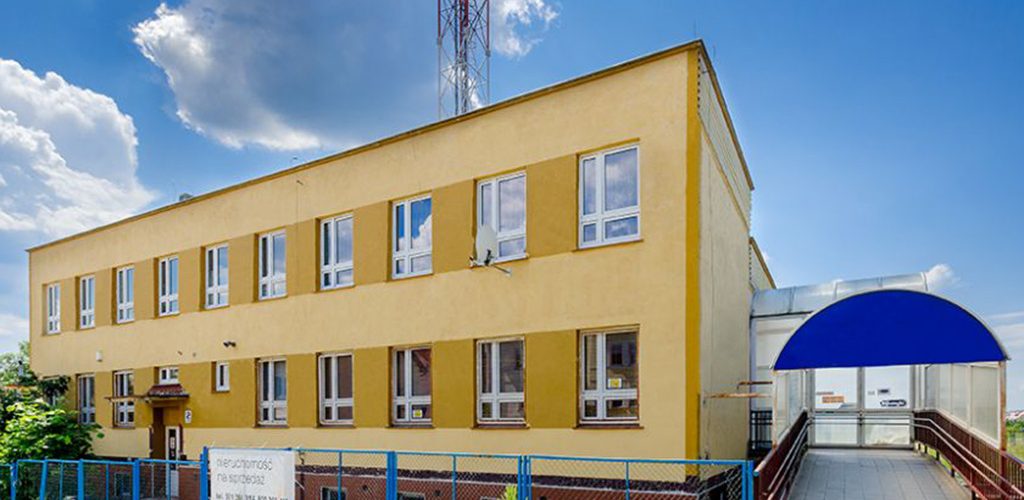 frontowa elewacja nieruchomości komercyjnej do sprzedaży Legnica (okolice)