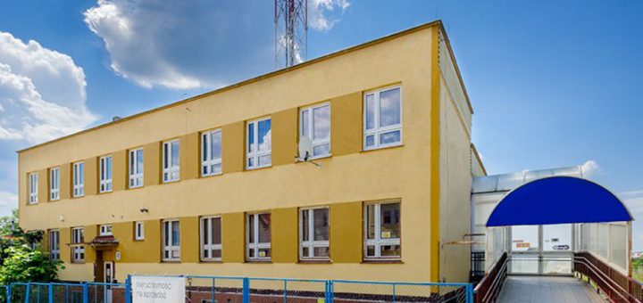 frontowa elewacja nieruchomości komercyjnej do sprzedaży Legnica (okolice)