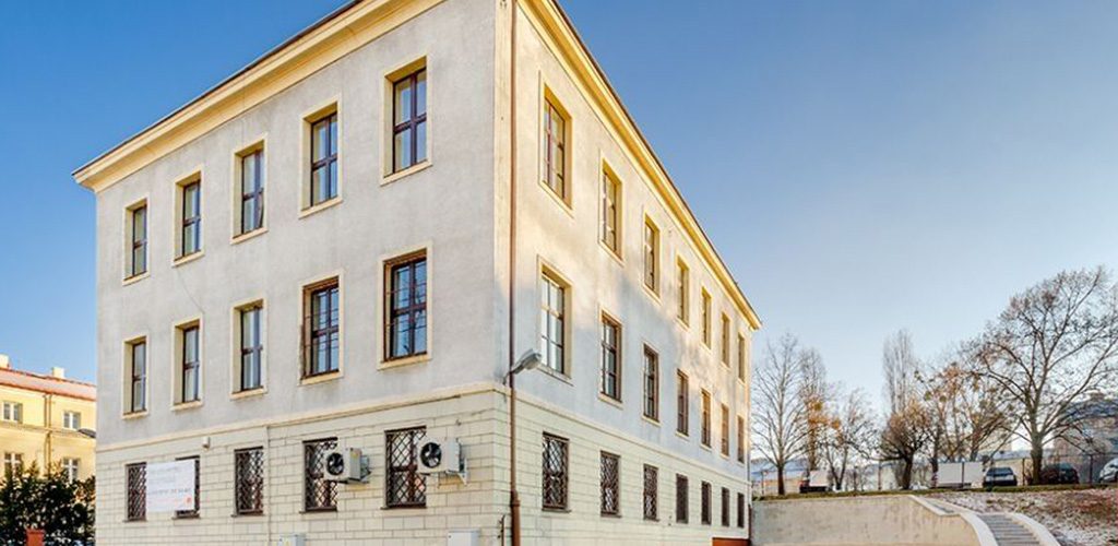 okazałby budynek wchodzący w skład nieruchomości inwestycyjnej do sprzedaży Łomża