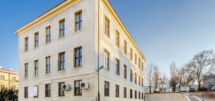 okazałby budynek wchodzący w skład nieruchomości inwestycyjnej do sprzedaży Łomża