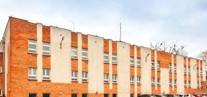 widok od strony parkingu na nieruchomość inwestycyjną do sprzedaży Malbork