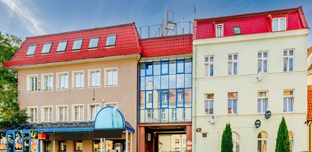 frontowa fasada nieruchomości inwestycyjnej do sprzedaży Mazury