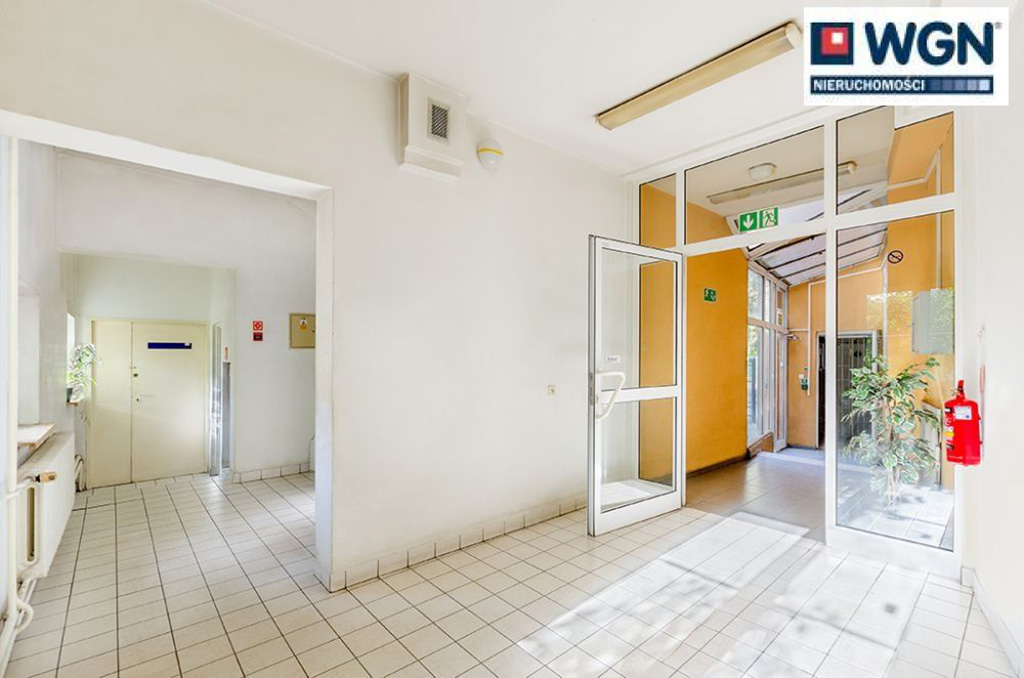 utrzymane w jasnym, białym kolorze wnętrze nieruchomości komercyjnej na sprzedaż Mazury