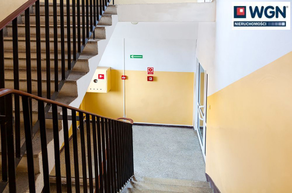 imponująca klatka schodowa w nieruchomości komercyjnej na sprzedaż Mazury