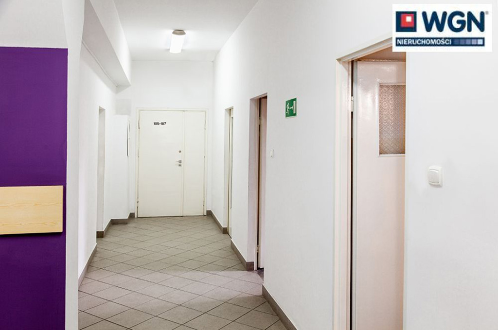funkcjonalny korytarz w nieruchomości komercyjnej do sprzedaży Mazury