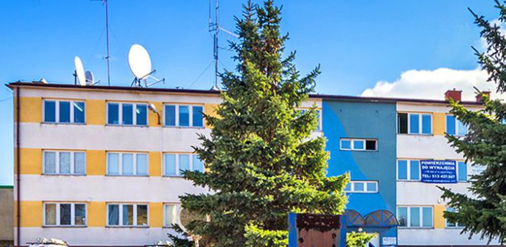widok od strony ulicy na nieruchomość inwestycyjną do sprzedaży Warszawa (okolice)