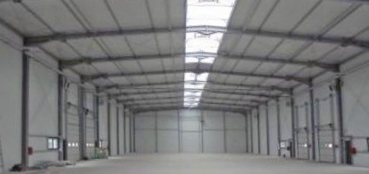 wnętrze jednej z hal w nieruchomości inwestycyjnej do sprzedaży Toruń (okolice)