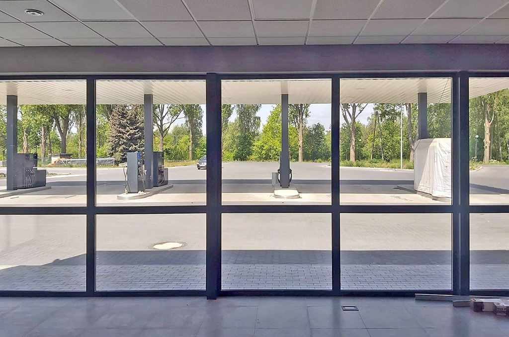 nowoczesne przeszklenia w nieruchomości komercyjnej do sprzedaży Zielona Góra (okolice)