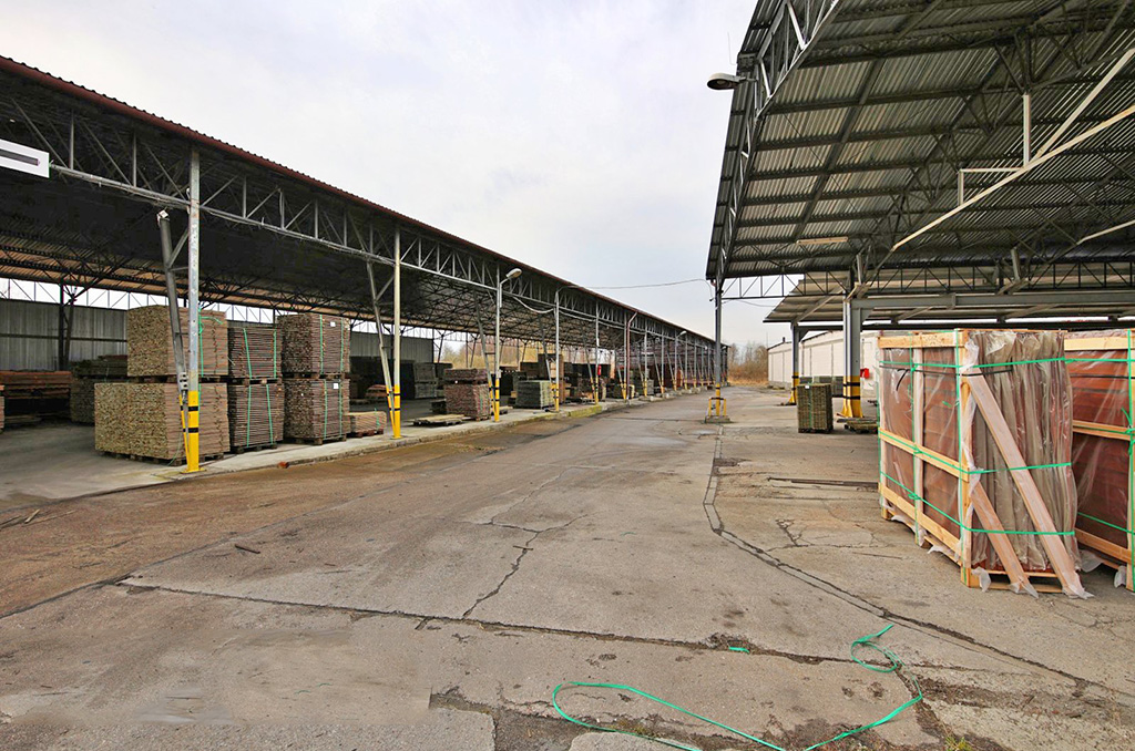 widok na wiaty stojące na terenie nieruchomości komercyjnej na wynajem Gorzów Wielkopolski (okolice)