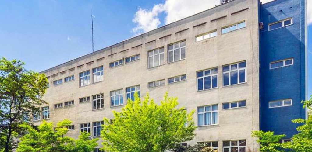 zatopiona w zieleni bryła nieruchomości inwestycyjnej do sprzedaży Kielce (okolice)