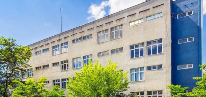 zatopiona w zieleni bryła nieruchomości inwestycyjnej do sprzedaży Kielce (okolice)