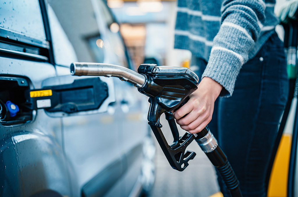 nalewania paliwa do samochodu stojącego przy nieruchomości komercyjnej na sprzedaż Szczecin