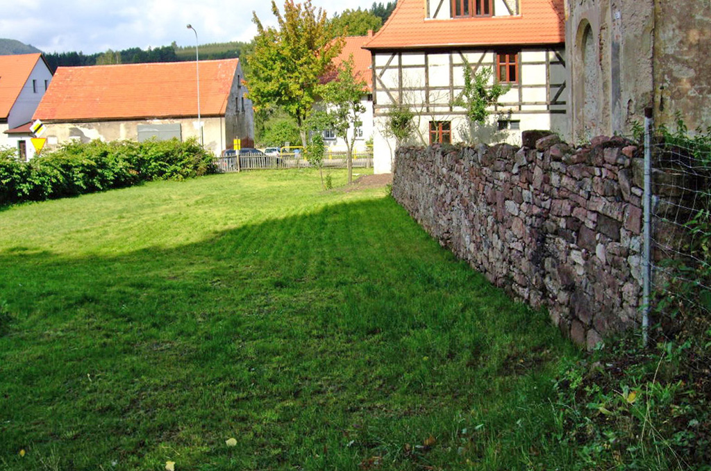 zagospodarowana, zielona działka wokół nieruchomości komercyjnej na sprzedaż Wałbrzych (okolice)