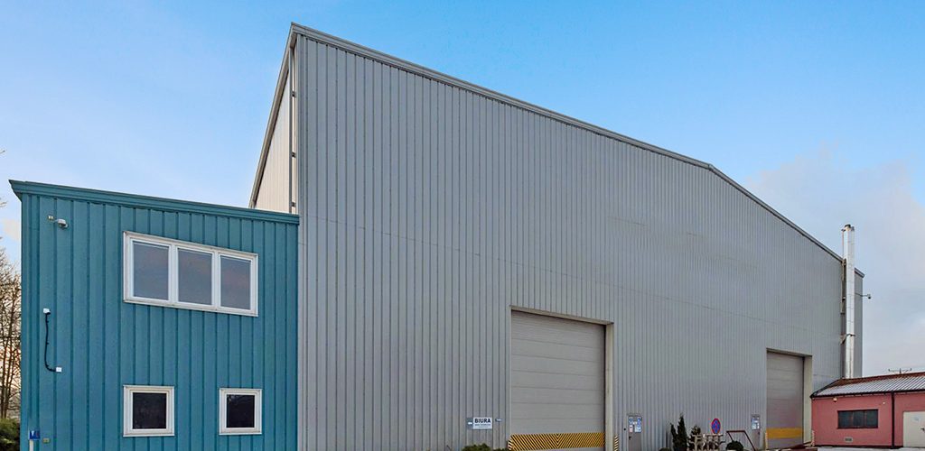 okazała bryła nieruchomości inwestycyjnej do sprzedaży Mazury