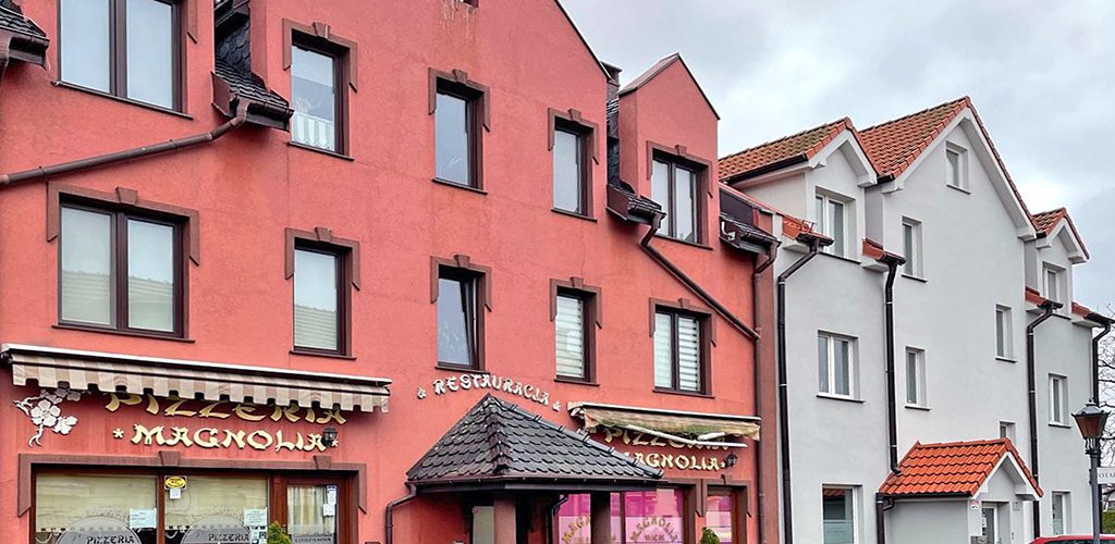 widok z ulicy na nieruchomość inwestycyjną do sprzedaży Legnica (okolice)