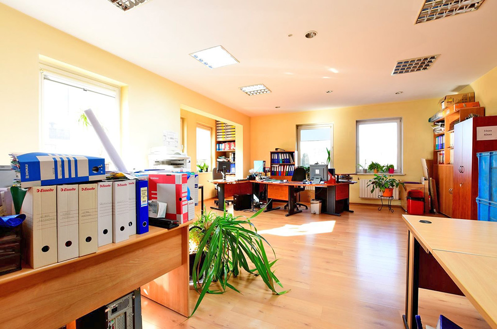 nobilitujący gabinet wewnątrz nieruchomości komercyjnej do sprzedaży Poznań (okolice)