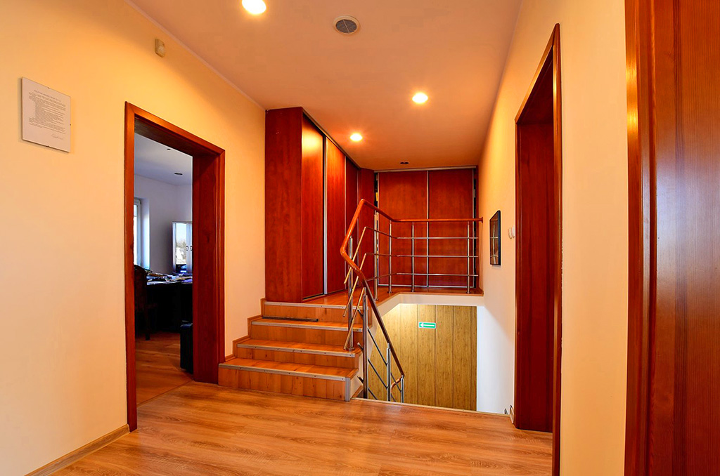 kameralny hol w nieruchomości komercyjnej na sprzedaż Poznań (okolice)