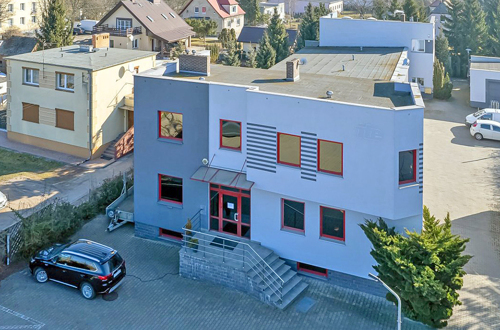 widok z wysoko lecącego drona na nieruchomość inwestycyjną na sprzedaż Poznań (okolice)