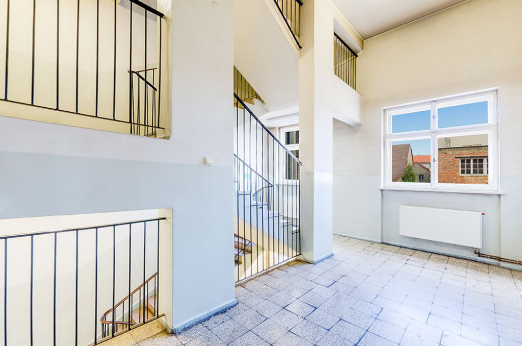 nowoczesna klatka schodowa w nieruchomości komercyjnej na sprzedaż Bolesławiec (okolice)