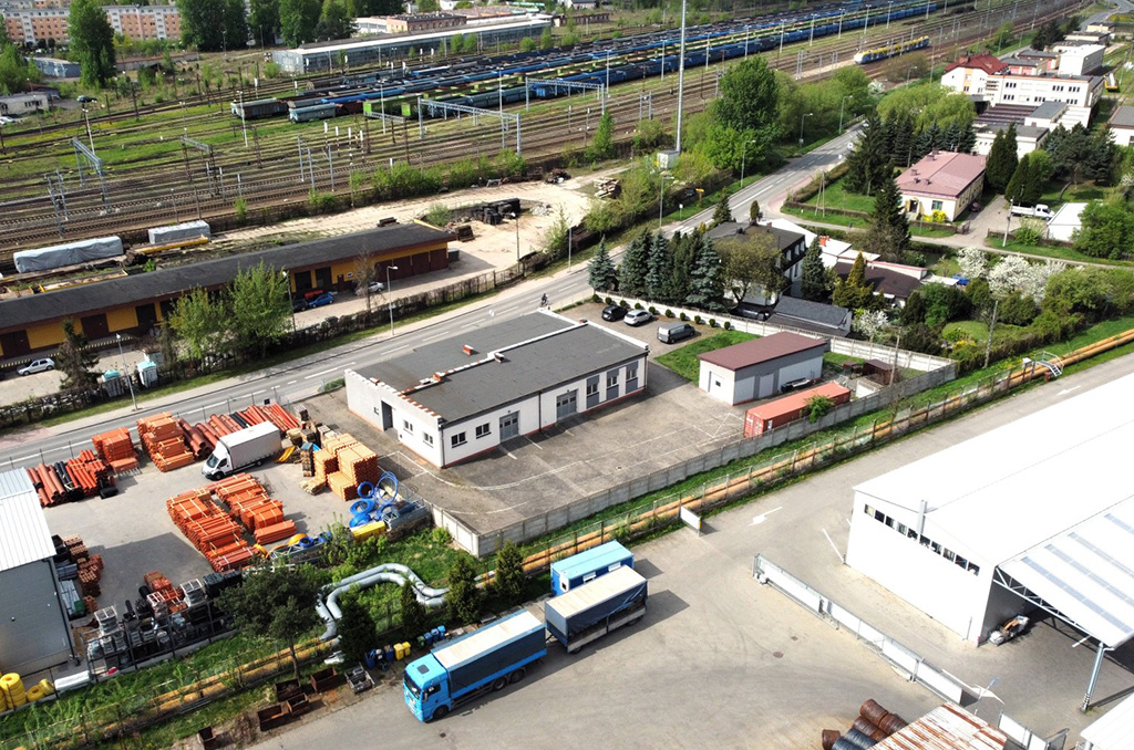 zdjęcie wykonane z wysokości, z drona, pokazujące nieruchomość komercyjną do wynajmu Częstochowa