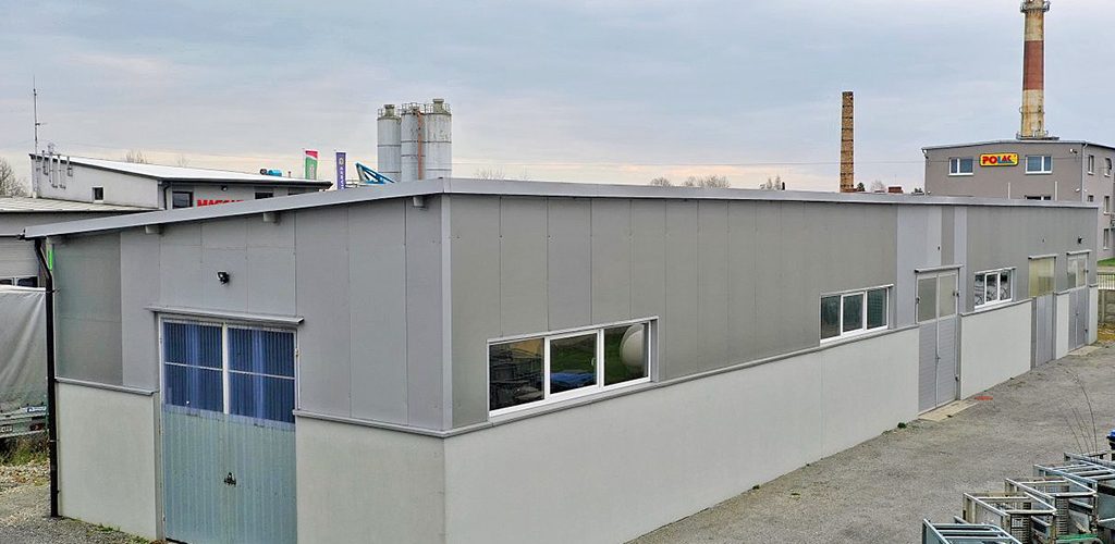 okazała hala należąca do nieruchomości inwestycyjnej do sprzedaży Częstochowa (okolice)