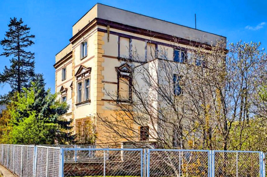 widok od strony ulicy na nieruchomość inwestycyjną na sprzedaż Wrocław (okolice)