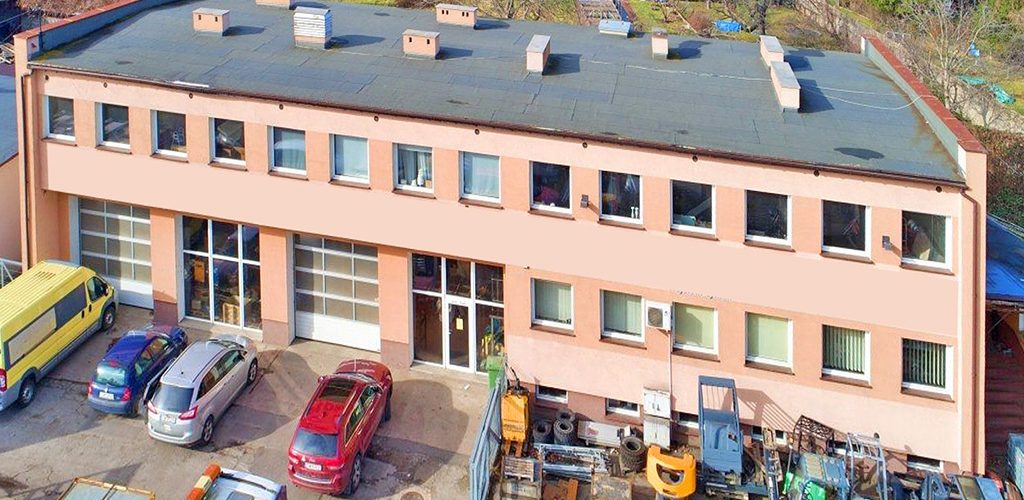 frontowa elewacja nieruchomości inwestycyjnej do sprzedaży Wałbrzych (okolice)