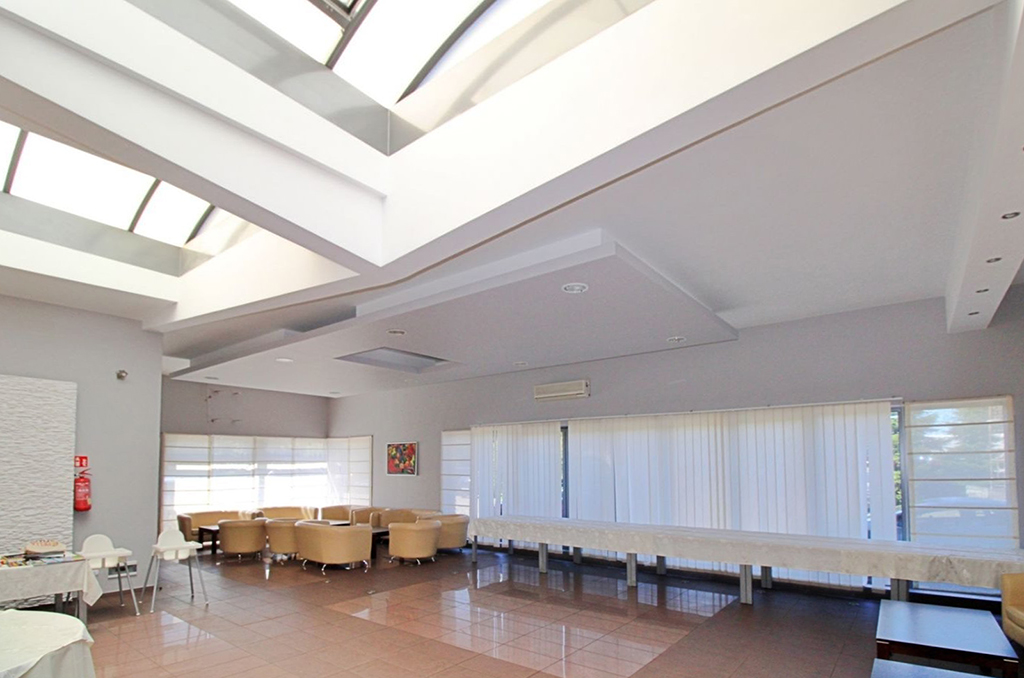 jedna z sal wewnątrz nieruchomości inwestycyjnej na sprzedaż Gorzów Wielkopolski (okolice)