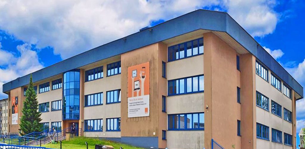 frontowa elewacja nieruchomości inwestycyjnej do sprzedaży Warszawa (okolice)