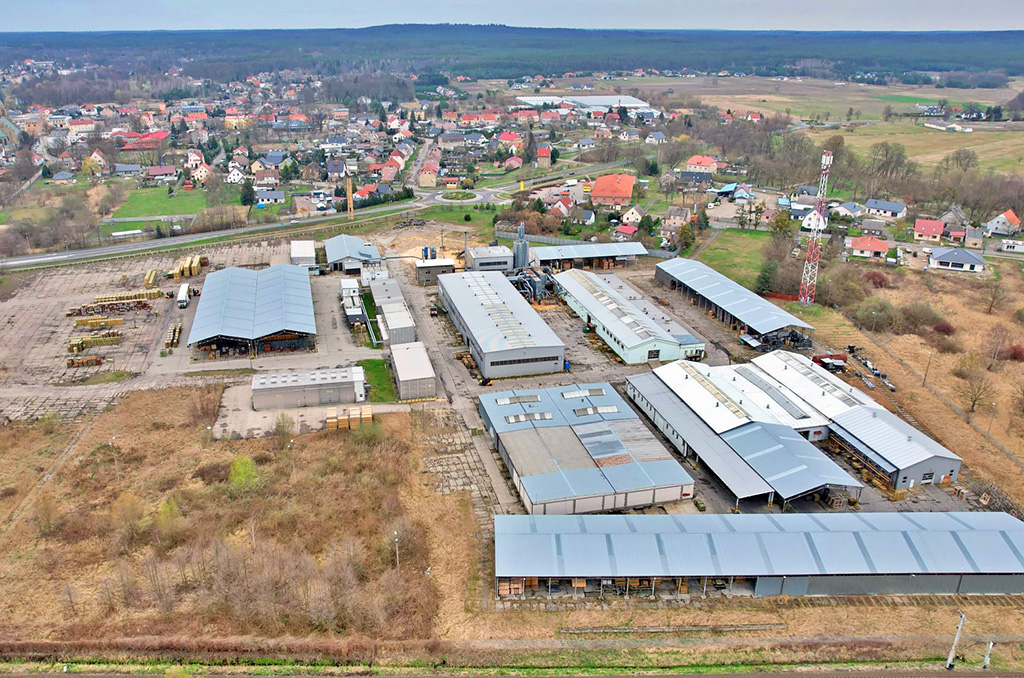 zdjęcie wykonane z dronu pokazujące od góry nieruchomości komercyjną na wynajem
