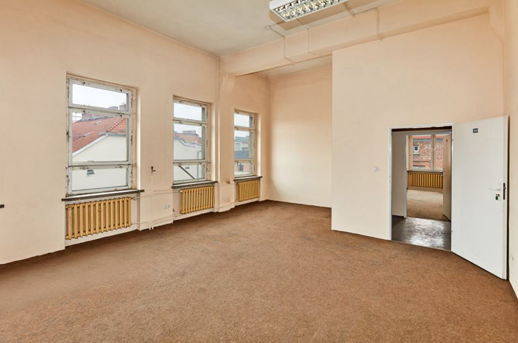 wnętrze jednego z pomieszczeń na terenie nieruchomości inwestycyjnej na sprzedaż Kędzierzyn-Koźle