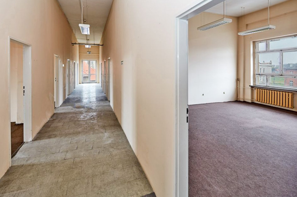 przestronny hol i funkcjonalny układ pomieszczeń w nieruchomości komercyjnej do sprzedaży Kędzierzyn-Koźle