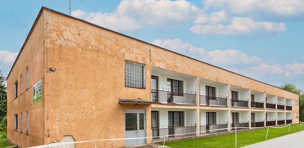 frontowa elewacja nieruchomości inwestycyjnej do sprzedaży nad morzem