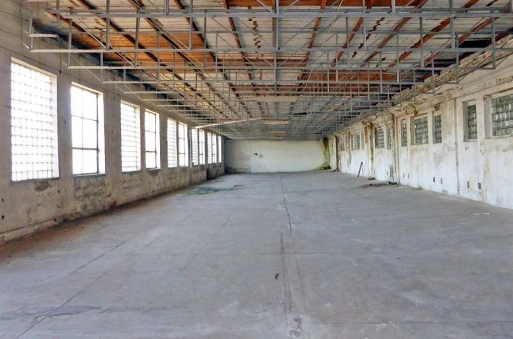wnętrze jednej z hal na terenie nieruchomości komercyjnej na sprzedaż Mazury